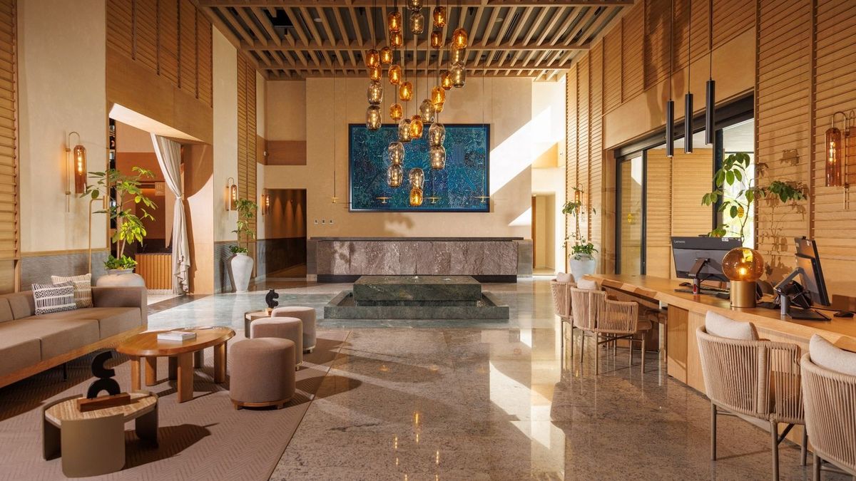 El lobby del &Uacute;nico 20&deg;105&deg; Riviera Nayarit se distingue por su decoraci&oacute;n inspirada en el arte local.