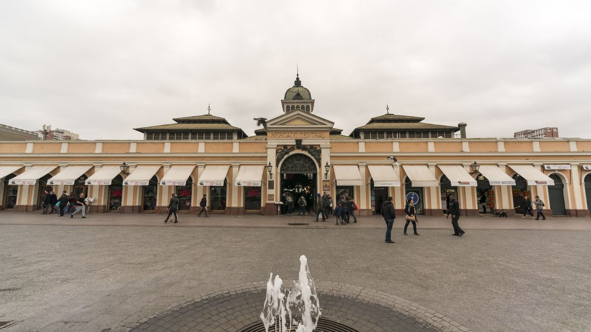 El Mercado Central de Santiago es uno de los espacios gastronómicos más tradicionales de la capital.
