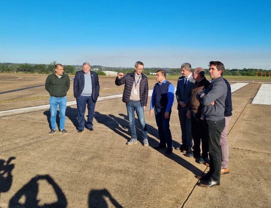 Las autoridades, presididas por el gobernador Herrera Ahuad (en el centro, de camisa azul y chaleco) recorrieron el aeropuerto para conocer de cerca dónde se realizarán las obras.