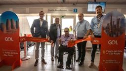 Los directivos durante la inauguración oficial del nuevo vuelo de Gol Linhas Aéreas.
