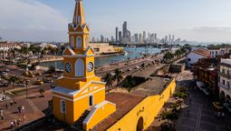 Un paseo privado por la bahía de Cartagena con atardecer, vino y flores, pensado para vivir el romance en el corazón del Caribe colombiano.l.