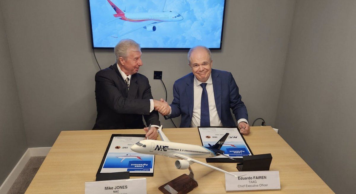 Mike Jones, vicepresidente Ejecutivo de Marketing Global de NAC y Eduardo Fairen, CEO de TAAG Angola Airlines, durante el Paris Air Show 2023.