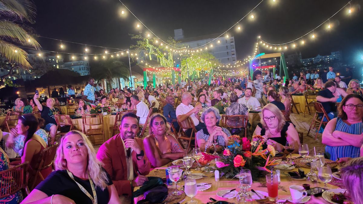 La fiesta de clausura cerró tres días de actividades de Sandals La fiesta de clausura cerró tres días de actividades de Sandals