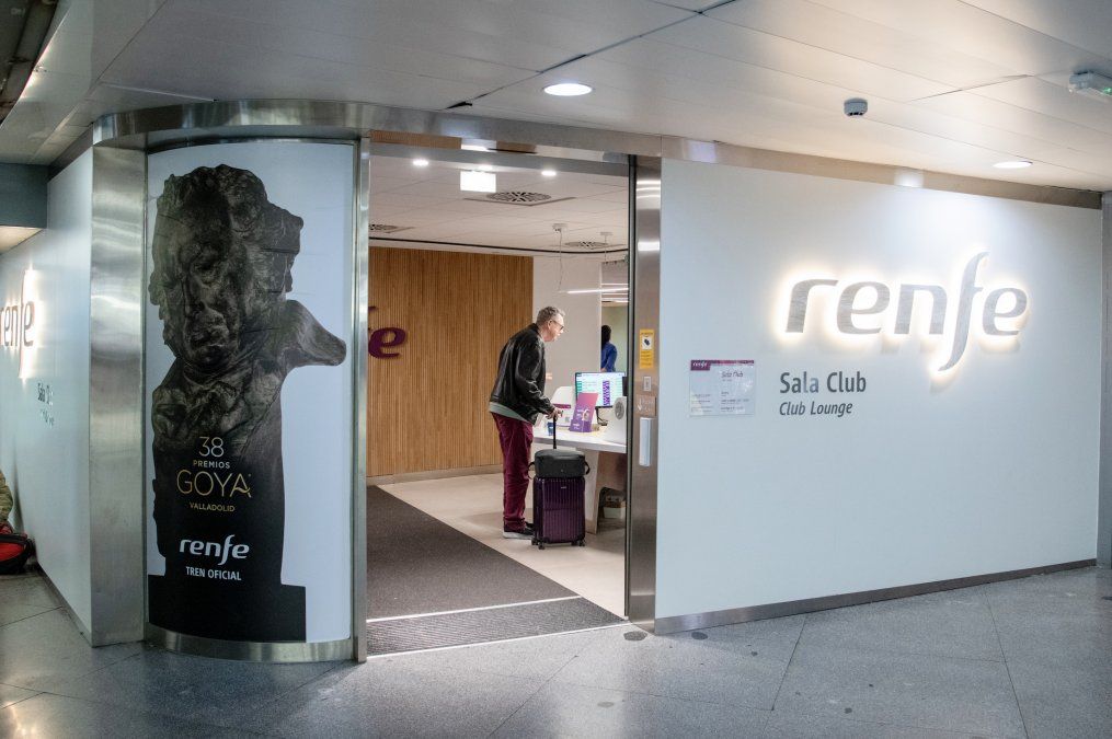 Sala Club de Renfe en Atocha, decorada con carteles de los premios Goya 2024.
