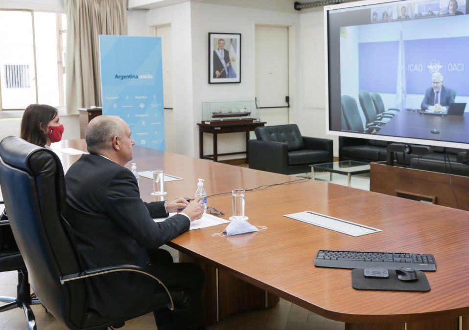 El ministro Alexis Guerrera y la titular de ANAC, Paola Tamburelli, ante Juan Carlos Salazar, de la OACI