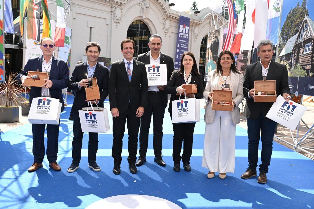 Andr&eacute;s Dey&aacute; y Gustavo Hani, junto a los senadores que visitaron la FIT.