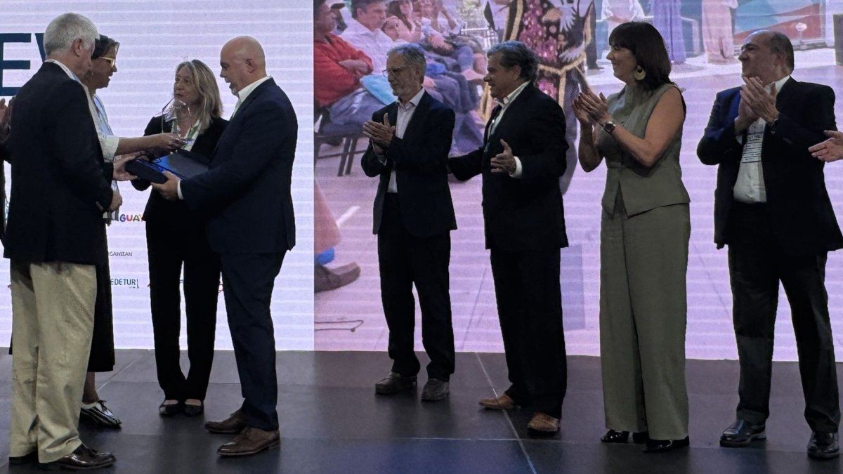La subsecretaria de Turismo, Verónica Pardo y el presidente de ACHET y de VYVA, Guillermo Correa, entregan el Reconocimiento a la Trayectoria VYVA 2025 a Claudia González y Gonzalo Yrurtia, directores de Ladevi Medios y Soluciones.