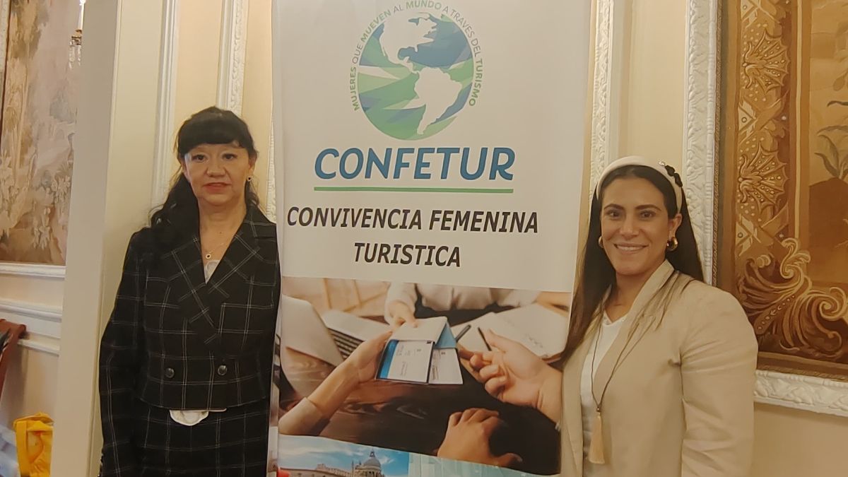 Teresa Hernández, presidenta de Confetur, y&nbsp;Ana Laura Serrano, representante de la compañía.&nbsp;