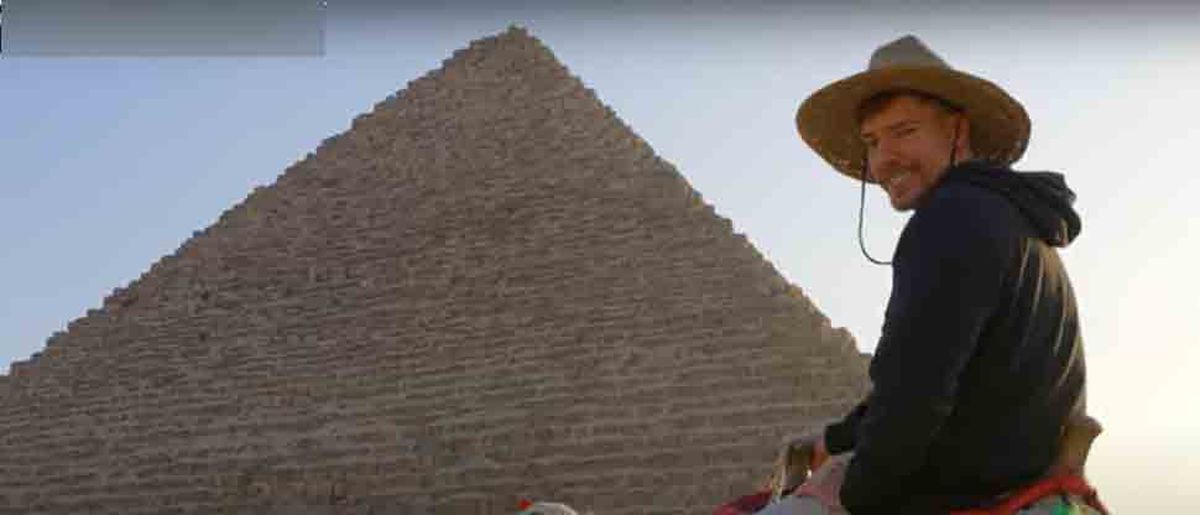 El influencer MrBeast en las pirámides de Egipto.
