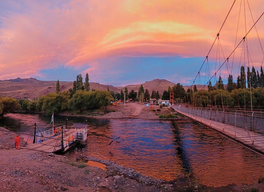La pintoresca localidad de Villa Llanquín es un imperdible destino ubicado a 41 km. de Bariloche que invita a hacer escapadas entre sus increíbles paisajes.