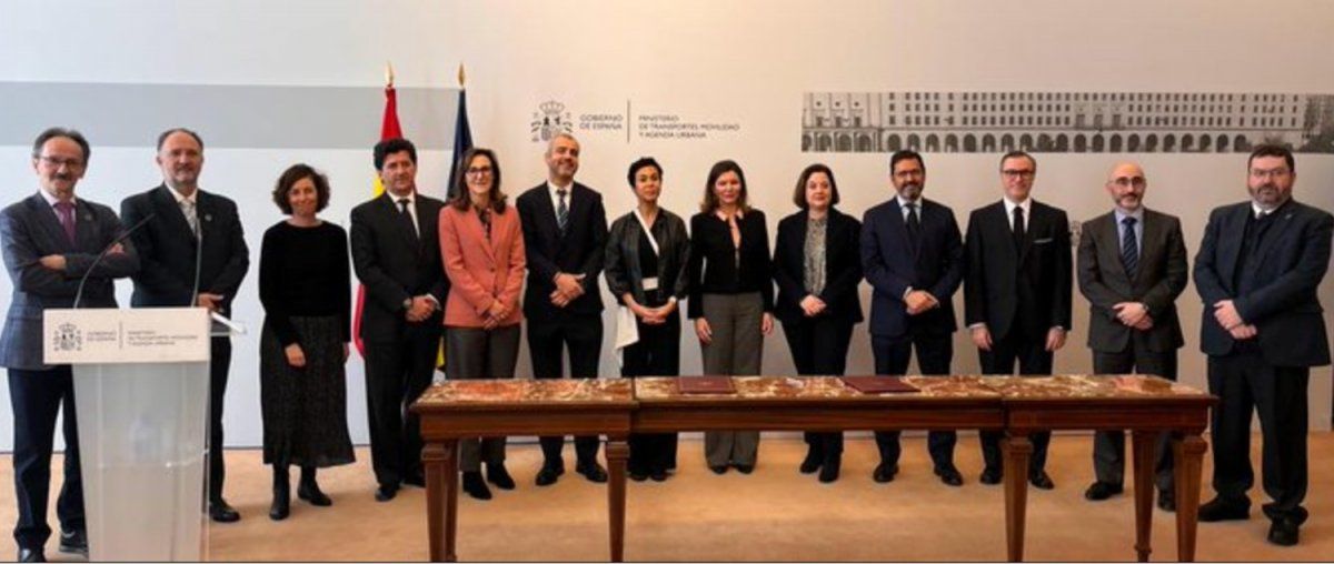 La secretaria de Estado, Isabel Pardo de Vera (en el centro, vestida de negro con una banda blanca) junto a los representantes de las empresas y organismos que se sumaron a la alianza para impulsar la sostenibilidad en aviación.