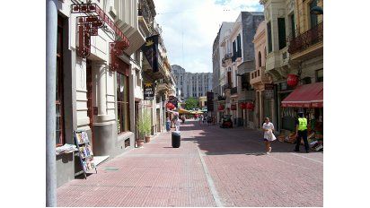 Las colorida calles de la ciudad vieja montevideana.