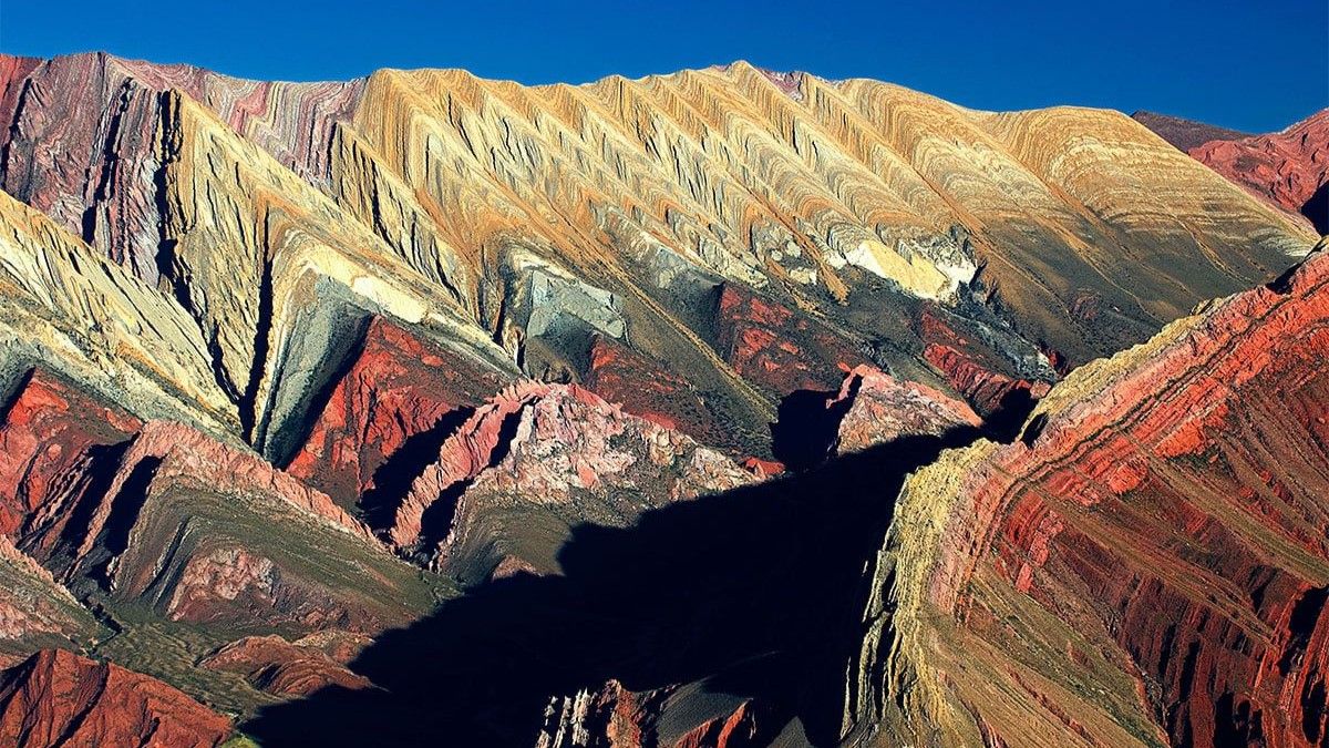 La Serranía del Hornocal ofrece uno de los paisajes más sorprendentes: el Cerro de los 14 colores en Jujuy. La Serranía del Hornocal ofrece uno de los paisajes más sorprendentes: el Cerro de los 14 colores en Jujuy.