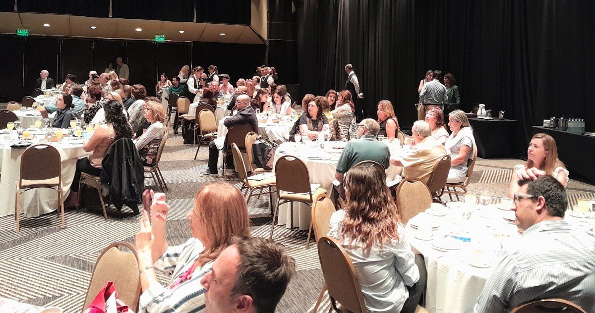 Los agentes de viajes escucharon atentamente las presentaciones durante la capacitación brindada por los invitados de Organizaicón Piamonte y Juliá Tours.