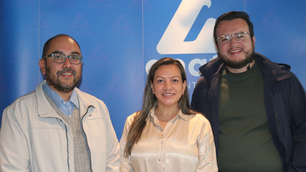 Heither Omaña, coordinador de Journey Experience Education Design de la Facultad de Administración de la Universidad Externado de Colombia; Sofía Zárate, directora ejecutiva de Anato Capítulo Central; y Cristian Merchán, docente de la Universidad Externado y cofundador de una startup tecnológica, durante el seminario de inteligencia artificial para agencias de viajes en Bogotá.