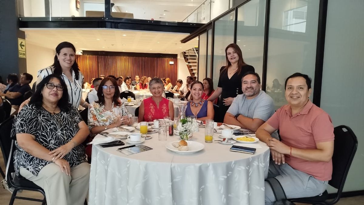 Karem Nova y Sonia Postigo junto a los agentes de viajes.