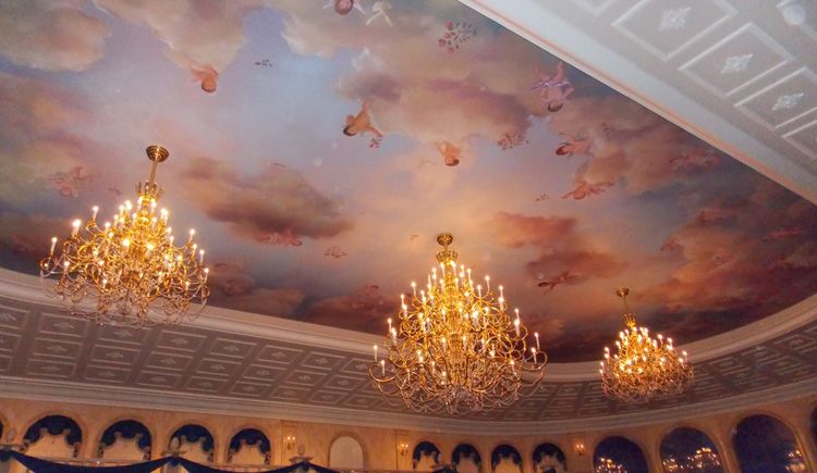 Un fresco de ángeles domina el Salón de Baile de Be Our Guest.