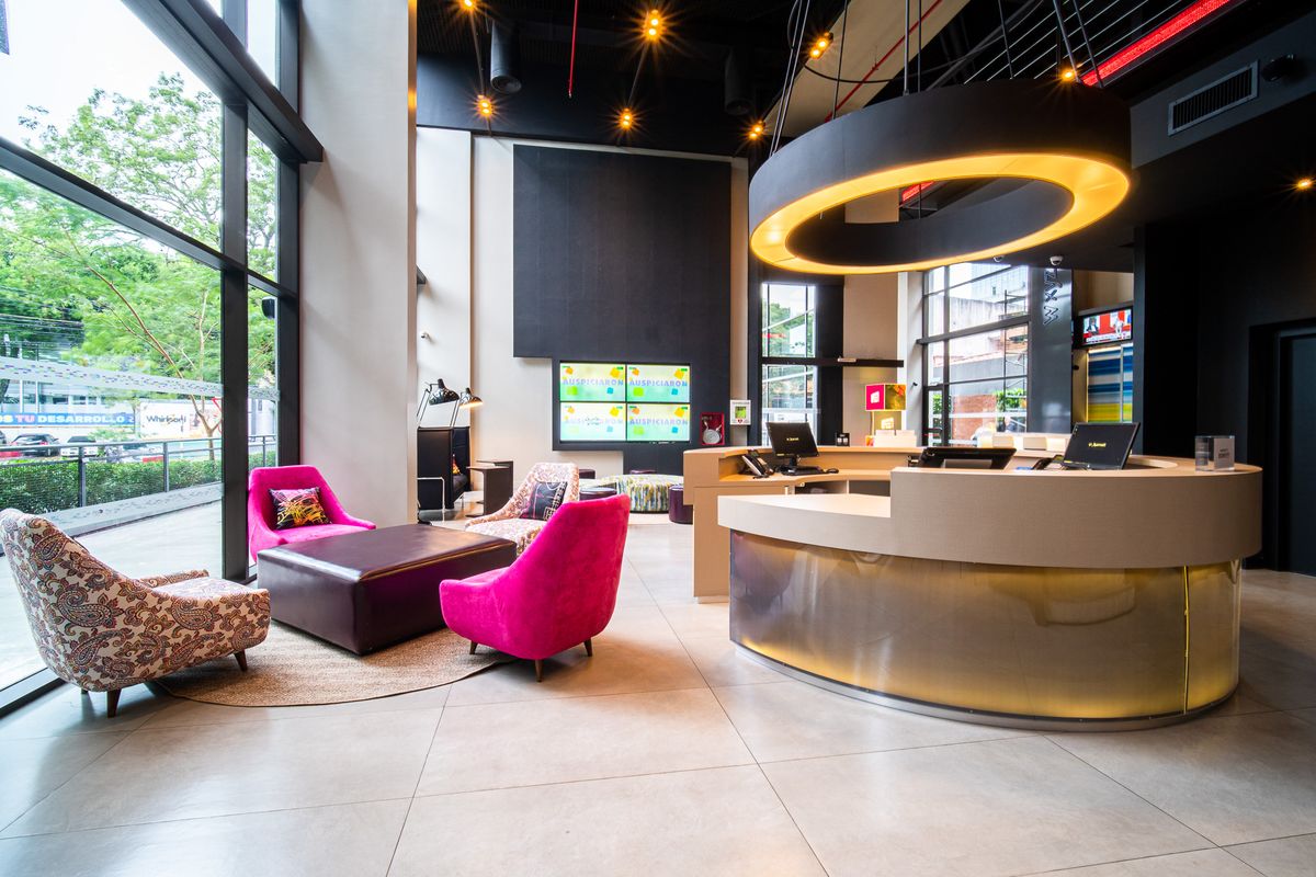 El lobby del Aloft Asunción refleja el espíritu de esta marca de Marriott, con espacios abiertos, informales e inspiradores,