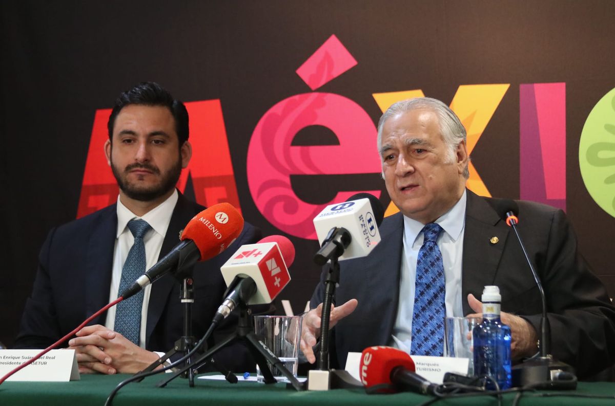 Juan Enrique Su&aacute;rez del Real Tostado y Miguel Torruco Marqu&eacute;s en conferencia de prensa previa a Fitur 2024.
