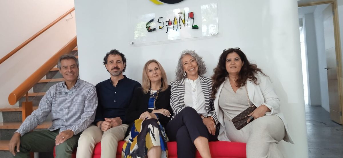 Ejecutivos de Buscador de Cruceros con Begoña Fernández, de la Embajada de España en México.