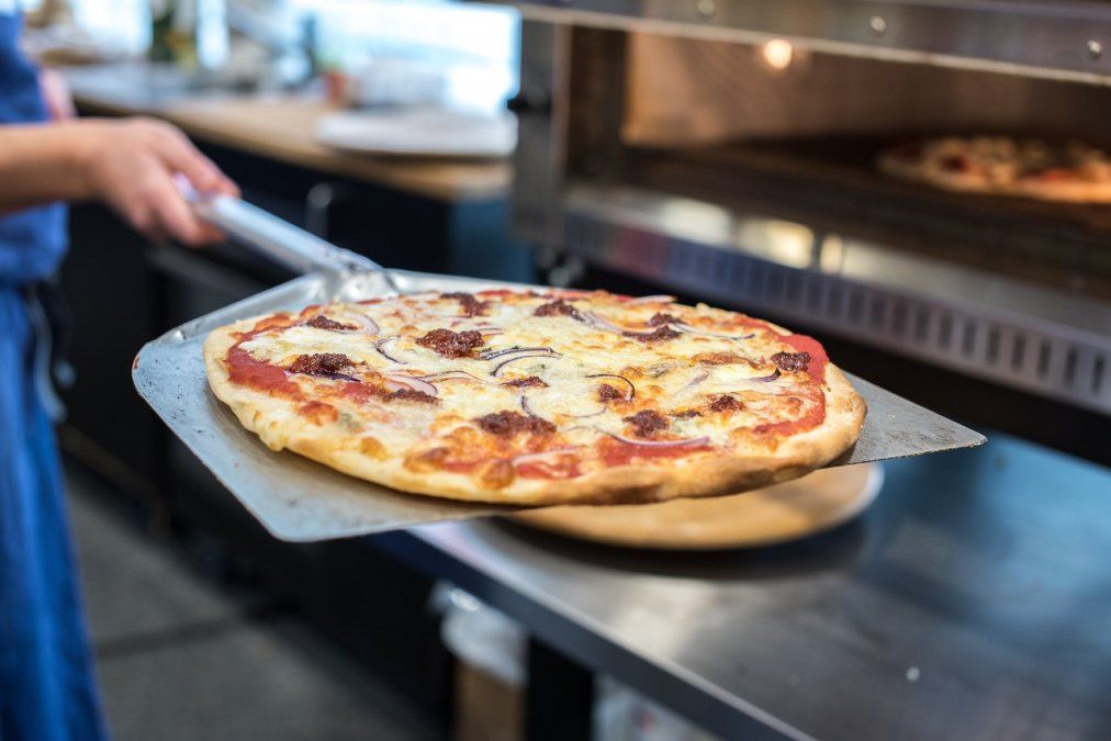 Paritarias: el sindicato de pizzeros acordó unincremento salarial trimestral del 30% para trabajadores de pizzerías y casasde empanadas; que se aplicará en julio, agosto y septiembre.&nbsp;