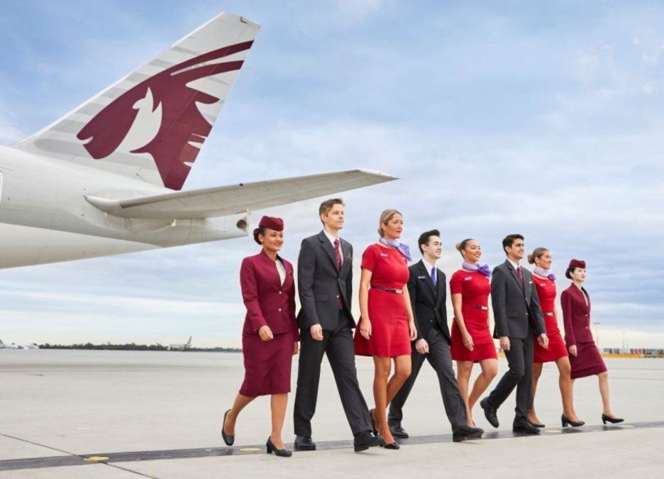 Junto a un avión de Qatar Airways un equipo combinado de tripulantes de cabina de Qatar y de Virgin Australia. - Ladevi Medios y Soluciones Junto a un avión de Qatar Airways un equipo combinado de tripulantes de cabina de Qatar y de Virgin Australia.