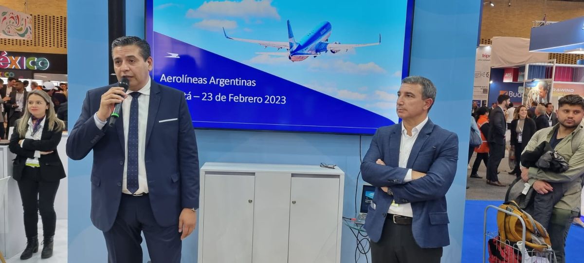 Aerolíneas Argentinas presenta en la Vitrina Turística Anato tarifas convenientes para el mercado colombiano. En la foto Ricardo Sosa, secretario ejecutivo de Inprotur; y Fabián Lombardo, director comercial de Aerolíneas Argentinas.