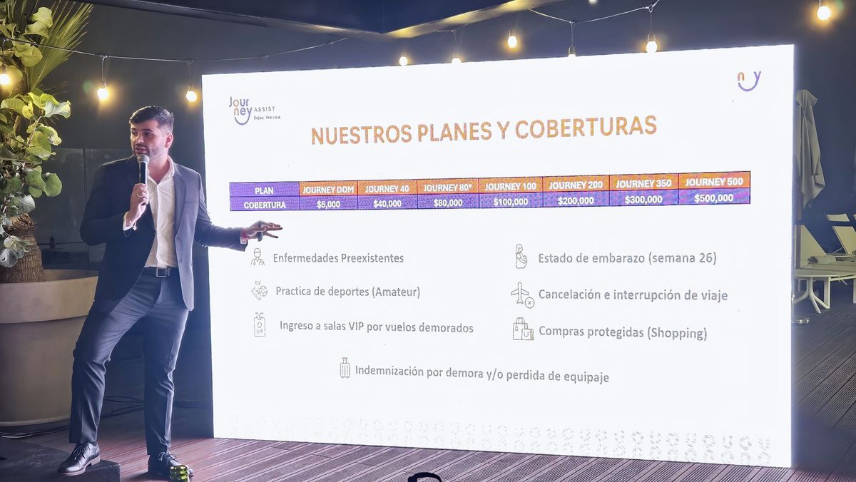 José Ais, subgerente de Journey Assist, explicando los planes y coberturas de Journey Assist.