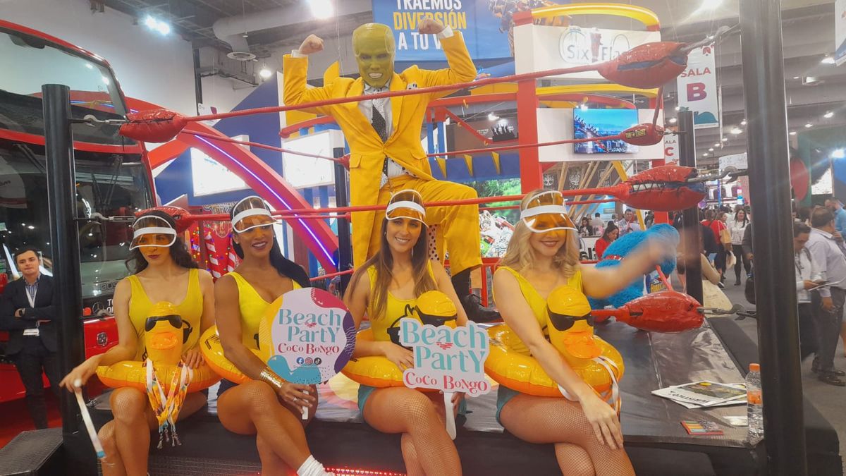La Máscara y las promotoras de CocoBongo animan los pasillos de la feria y también el ring de catch del espacio de Turibus.
