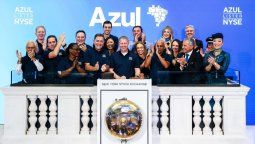 El momento donde el equipo de Azul Linhas Aéreas toca la campana en la Bolsa de Nueva York.