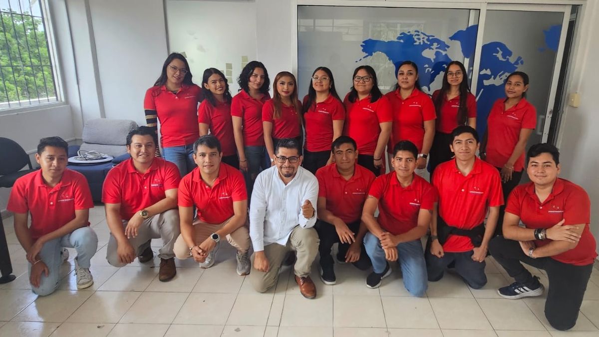 El equipo de Yamevi Travel, junto a su director y fundador, Arturo Ruiz Ozuna.