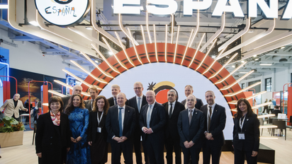 Responsables del ministerio de Industria y Turismo junto a miembros de Turespaña en el stand del organismo en ITB 2025.
