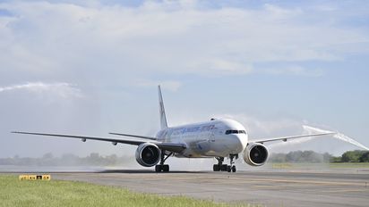 La llegada al Aeropuerto Internacional de Ezeiza del vuelo inaugural de China Eastern.