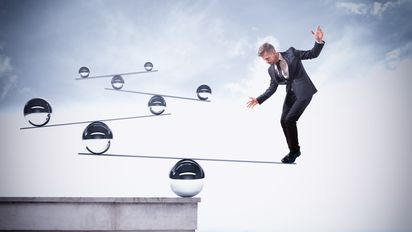 Un final de año agridulce: mientras el turismo emisivo bate récords por el dólar quieto, el sector local sufre la caída del gasto y la estadía promedio. La esperanza del verano se aferra a las cuotas, pero la brecha financiera y la carga fiscal solo benefician a los grandes, profundizando la desigualdad que el mercado pide corregir con urgencia.