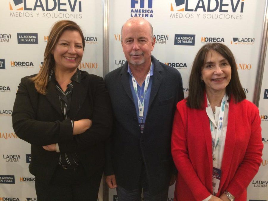 Edith Sanchezllanes, gerenta de Ventas para Sudamérica de Oasis Hotels & Resorts; Jesús Almaguer Salazar, director comercial de la cadena; y Alejandra Teich, representante de la compañía para Argentina, Paraguay, Perú y Uruguay.