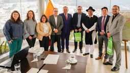 Manuel Caizabanda, prefecto de Tungurahua; Marlon Guevara, alcalde de Baños; Danilo Aróstegui, del área de Turismo del Gobierno Provincial de Tungurahua; y, Javier Mullo, presidente de Ecuador Conventions, junto con el ministro de Turismo Mateo Estrella.&nbsp;