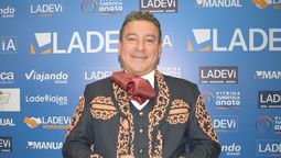 Miguel Andrés Hernández, subsecretario de Turismo de Jalisco, durante la Vitrina de Anato 2026 y su visita al stand de Ladevi.