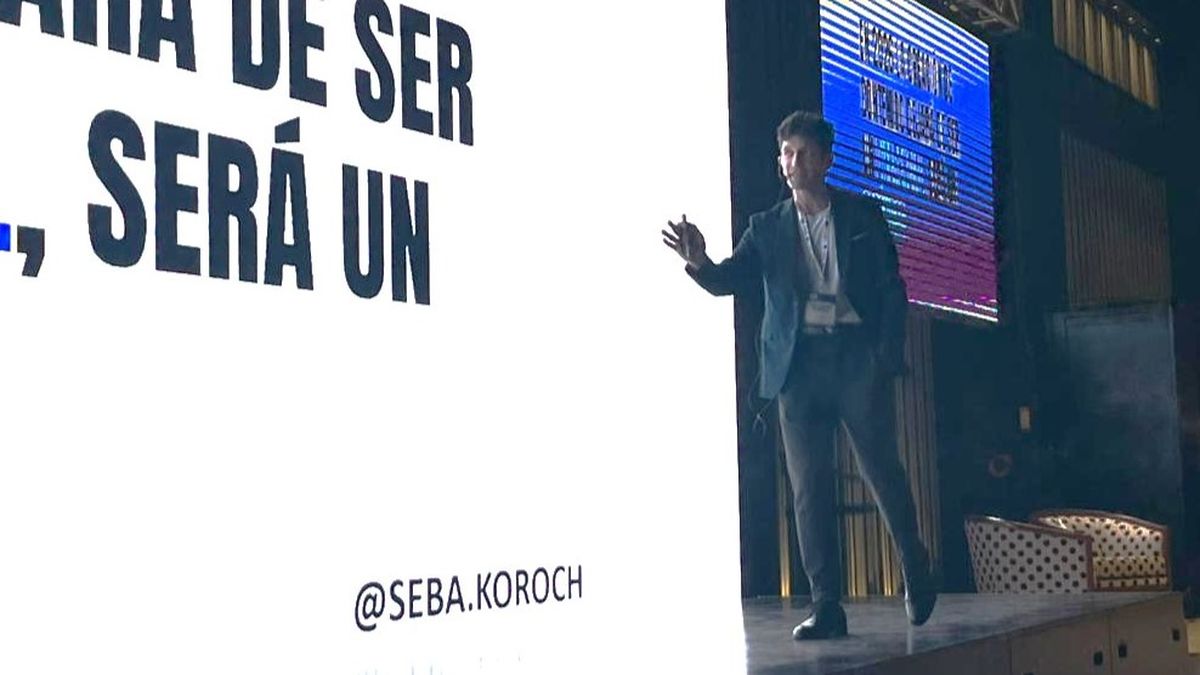 El divulgador Sebastián Koroch en la convención GEA, disertando sobre inteligencia artificial.