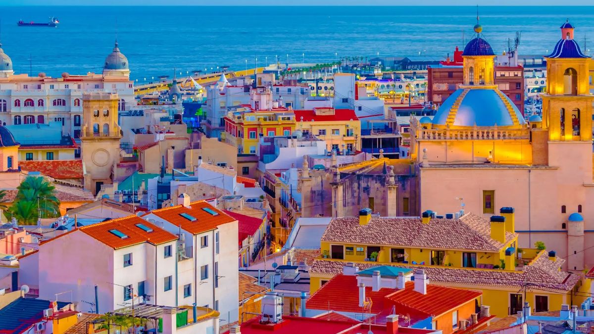 Imagen de Alicante, ciudad de la Costa Blanca, que lidera la ocupación hotelera de la Comunidad Valenciana