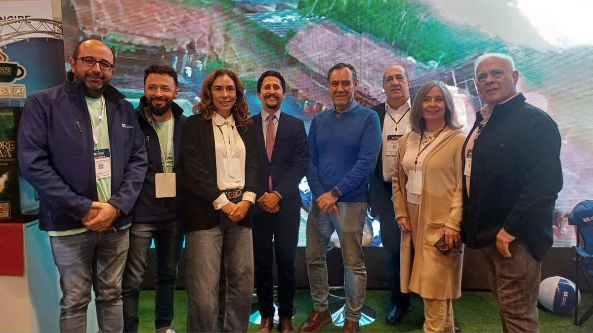 ProColombia estuvo en el Ladevi Workshop junto al embajador colombiano en Chile, Sebastián Guanumen. 