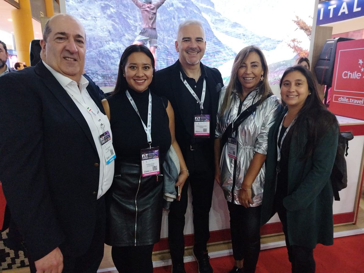 Profesionales del turismo estrecharon lazos en el stand de Chile en FIT.