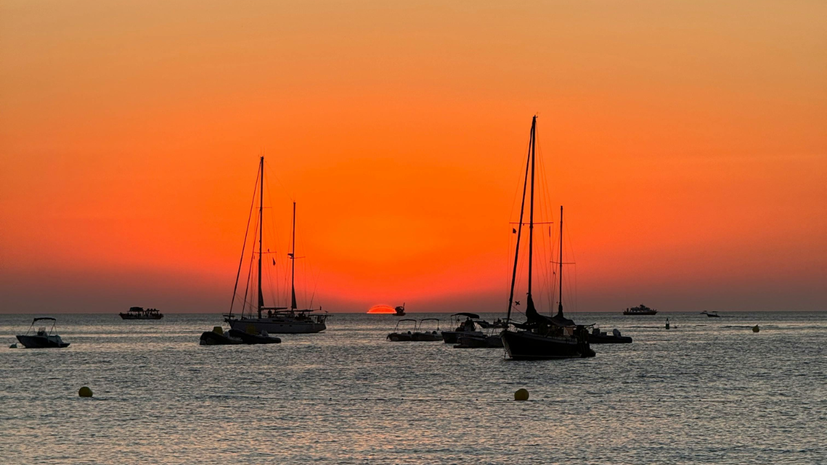 Atardecer en una de las playas de la Islas de Ibiza.&nbsp;