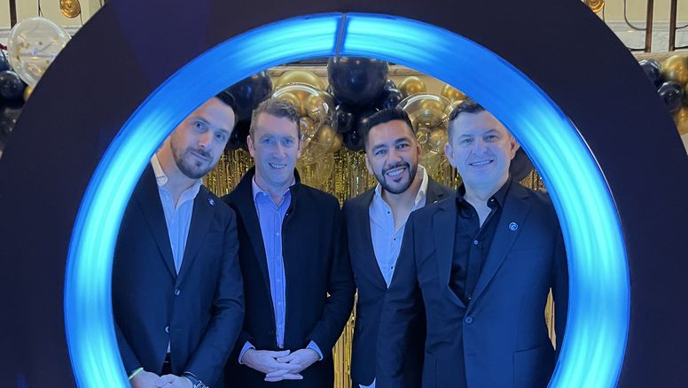 La mesa directiva de Mega Travel.