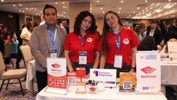 Mauro Quispe, gerente de Administración de Totem Travels, junto a su equipo en Ladevi Workshop Bogotá.