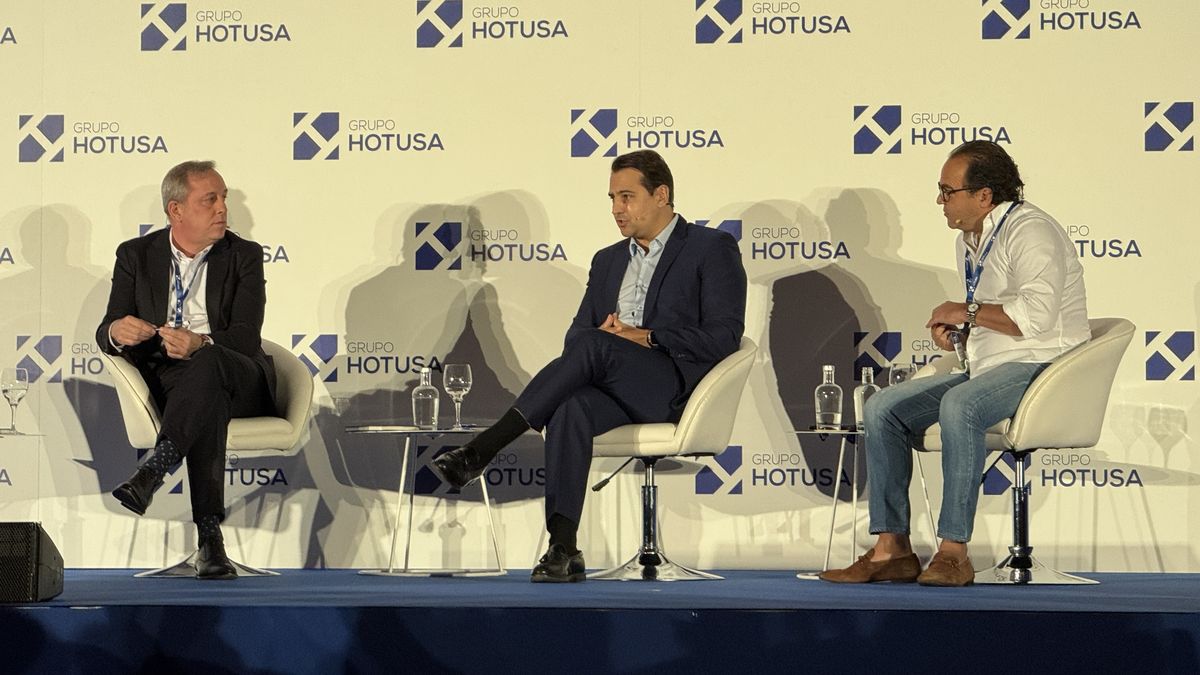 Juan Carlos González, director general de Avoris, Fabio Godinho, CEO de Grupo CVC CORP, y Fernando Vives, Chief Commercial Officer NH Hotel Group, durante el X Foro Hotusa Explora, en Madrid.