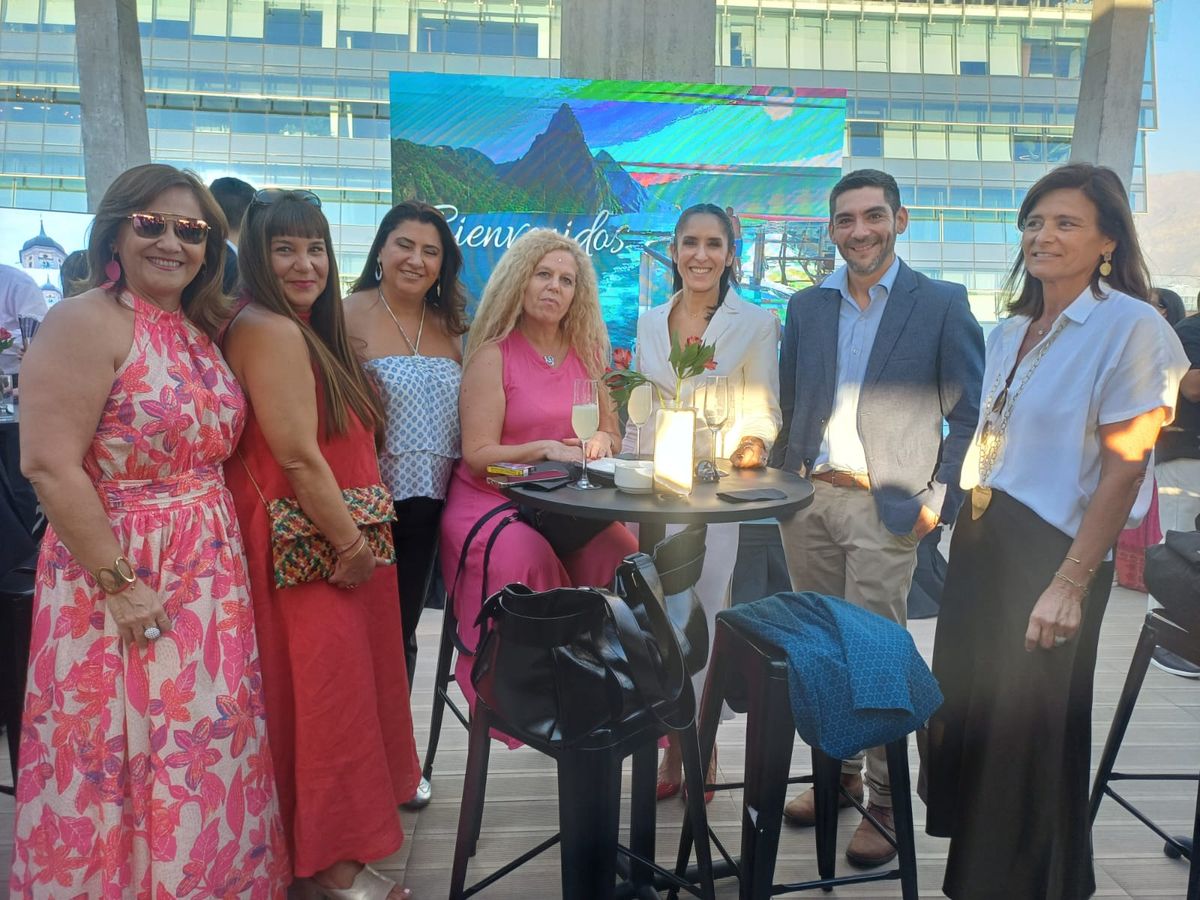 Larissa Valero de Norwegian junto a agentes de viajes. 