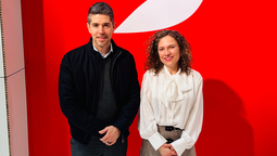 Directivos de Viva Aerobus e Iberia celebran el acuerdo de código compartido formado por las aerolíneas: Juan Carlos Zuazua, director General del Grupo Viva Aerobus; y María Jesús López Solas, directora comercial, de Desarrollo de Red y Alianzas de Iberia.