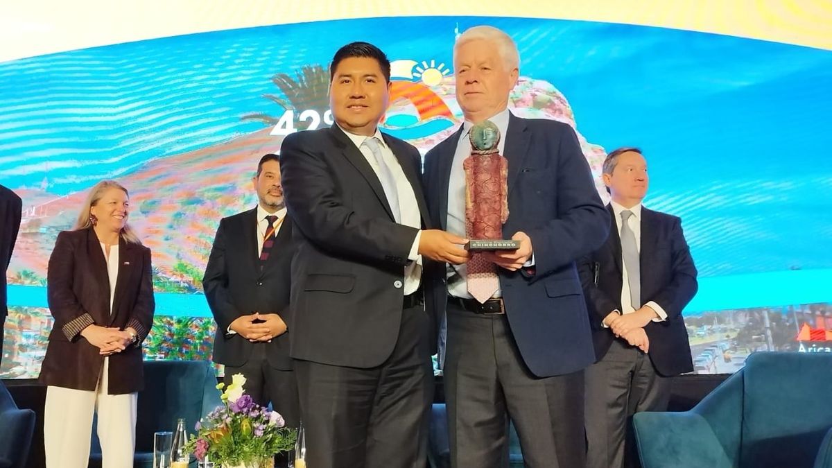 Gobernador de Arica y Parinacota, Diego Paco y Guillermo Correa, presidente de Achet. 