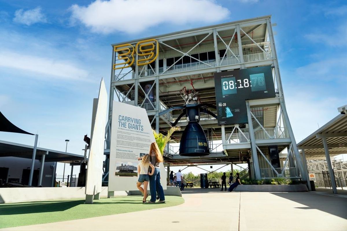 El Kennedy Space Center Visitor Complex invita a explorar el universo salir del planeta Tierra.