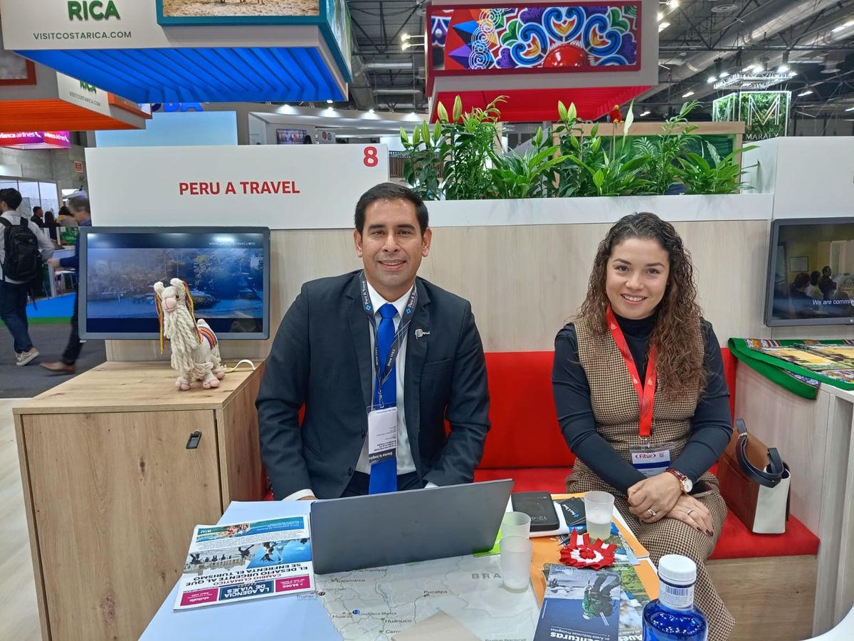 Públio Santander de Perú A Travel, instalados en la mesa 8.